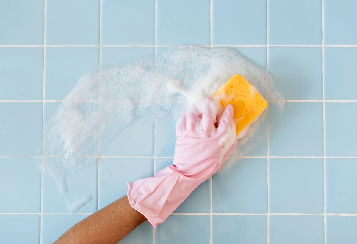 washing wall with sponge
